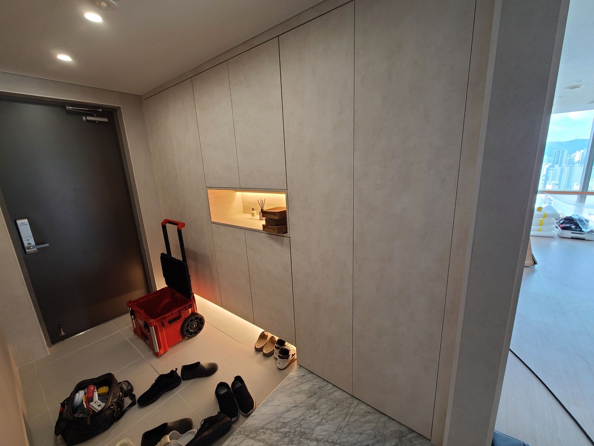 인조 대리석 상판과 세라믹 도어 마감 디테일